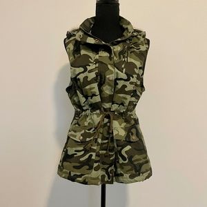 Faux Fur Vest, Green Camo, EUC, Size L, Fur lined